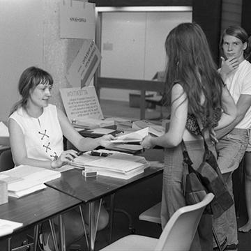 Students enroll at 赌钱app可以微信提现.