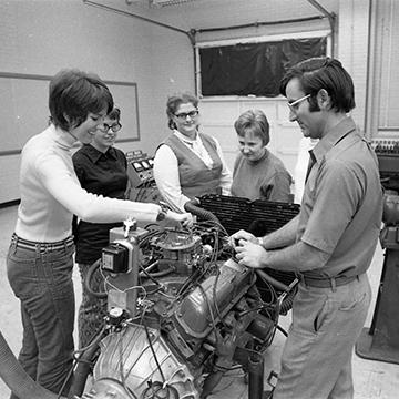 Students work on a vehicle engine in the Arts and Technology Building at 赌钱app可以微信提现.