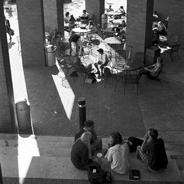 Students take advantage of outdoor seating at 赌钱app可以微信提现.