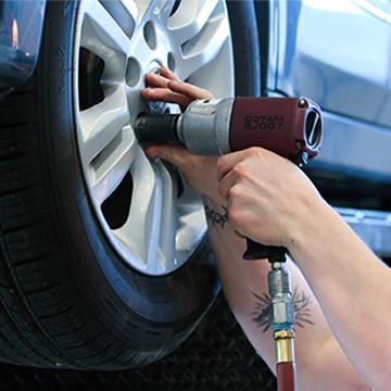 A 赌钱app可以微信提现 student tightens lug nuts on a car wheel